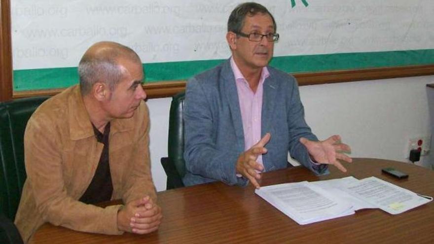 Evencio Ferrero, a la derecha, y Xosé Regueira, ayer, en rueda de prensa. / m. c. s.