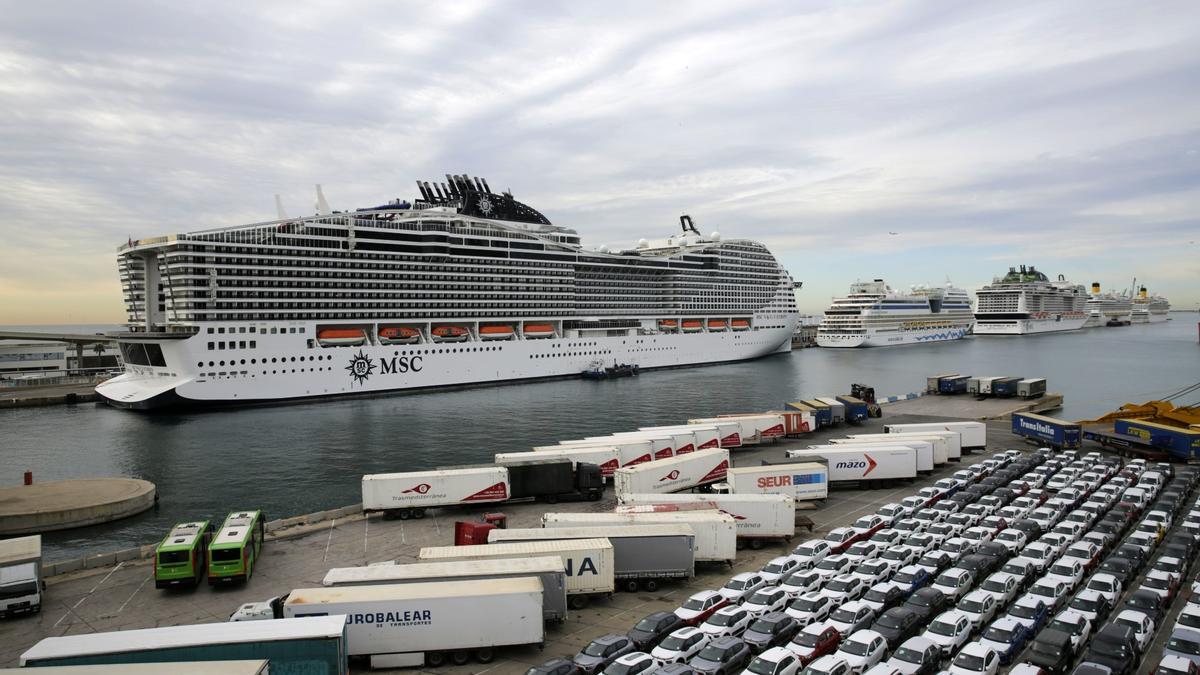 Crucero de MSC atracado en el muelle Adossat del Port de Barcelona