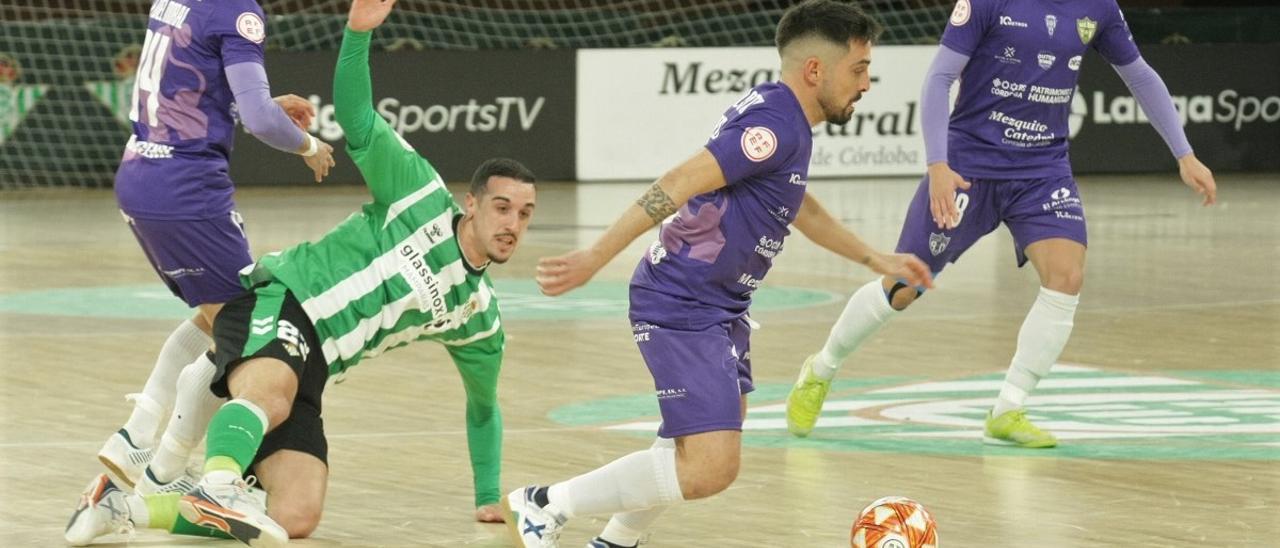 Jesulito conduce el balón en el Betis Futsal-Córdoba Futsal en San Pablo.