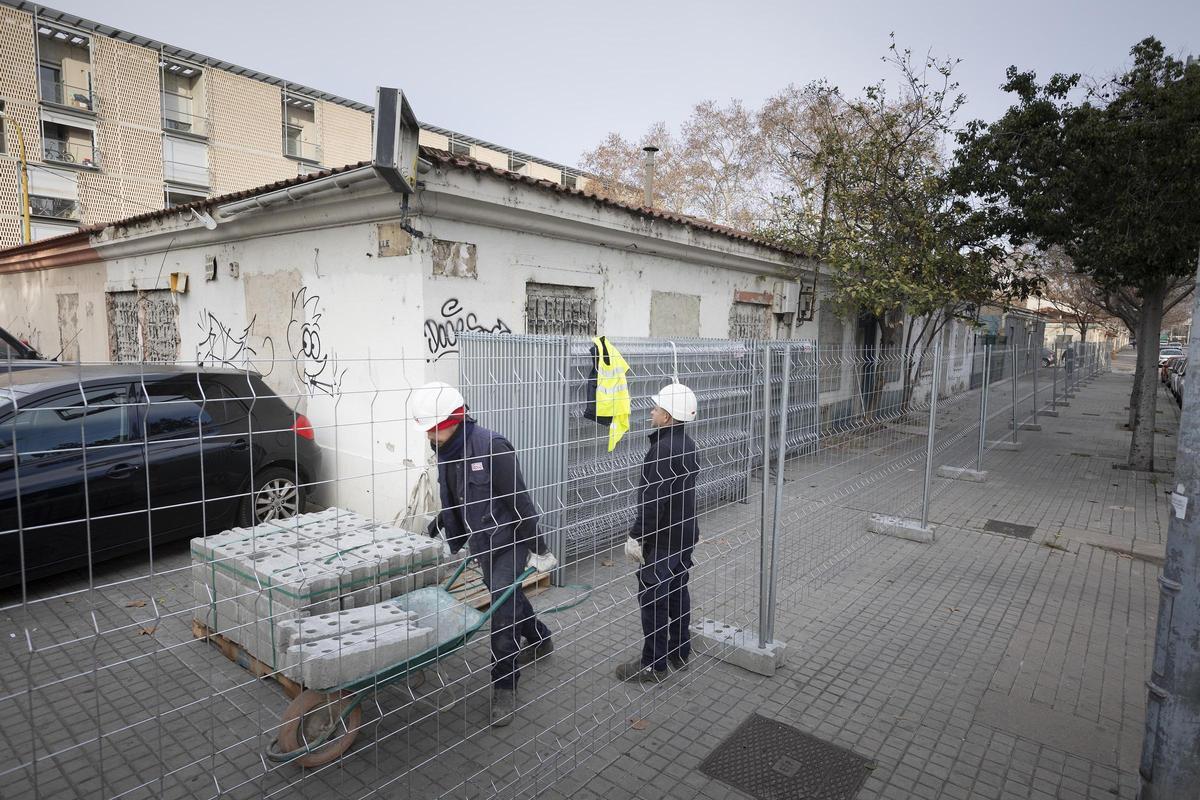 Operarios comienzan los trabajos previos para derribar las últimas Casas Baratas del Bon Pastor, en Barcelona.