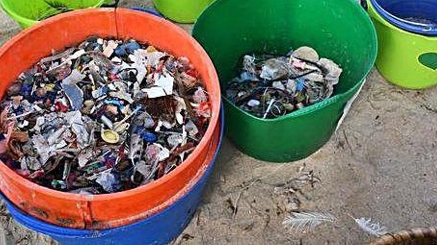 Recogida de plásticos en febrero en Cala Vadella.