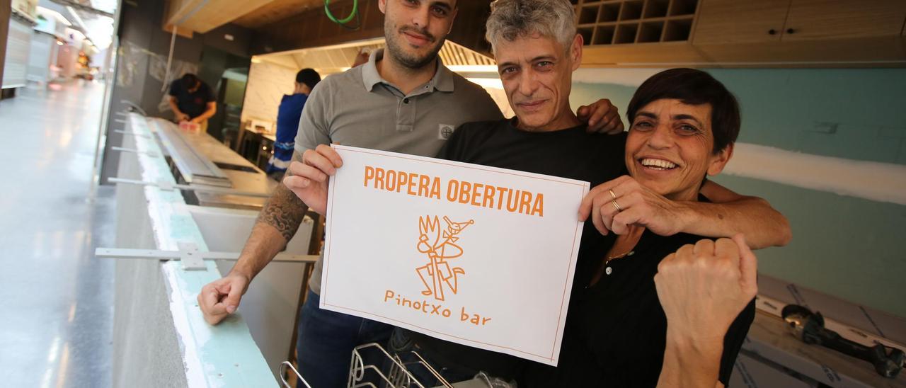 Jordi Asín Bayén, su mujer María José y su hijo Didac, en su nuevo puesto en Sant Antoni, aún en obras.