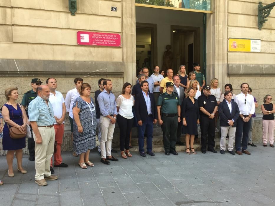 Überall auf Mallorca wurden am Freitagmittag (18.8.) Schweigeminuten abgehalten, um der Opfer des Attentats von Barcelona zu gedenken.