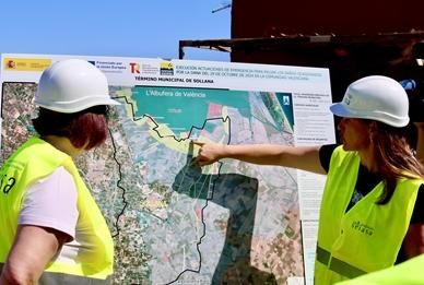 La secretaria de Estado de Agricultura, esta mañana, en su visita a las obras de reparación de infraestructuras en Sollana.