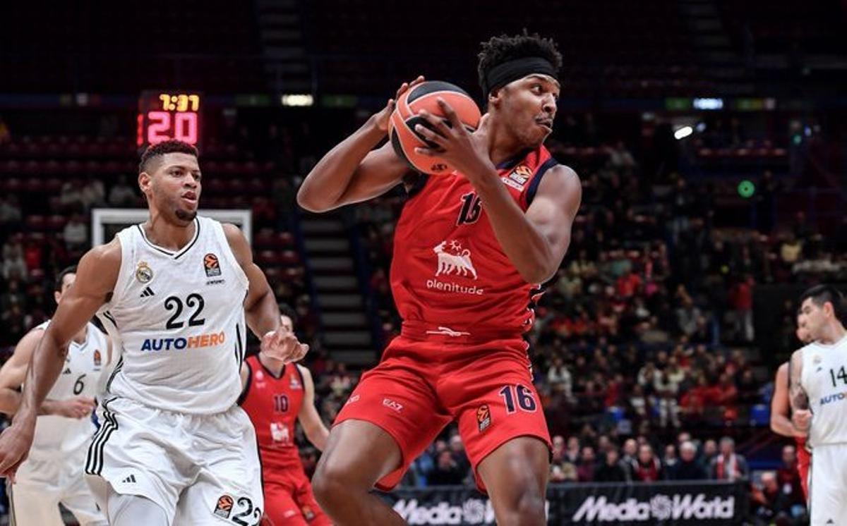 Leday captura un rebote ante un gris Tavares