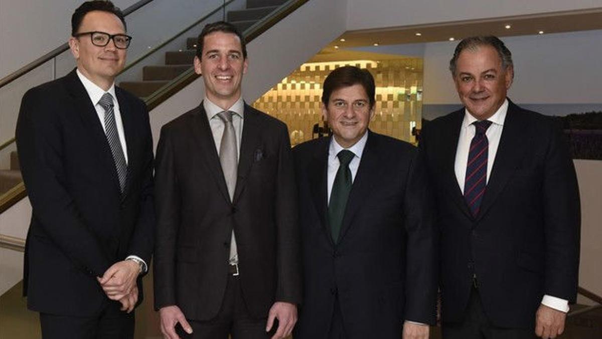 Reunion de la Asociacion Espanola de Medicamentos Genericos (Aseg), con su presidente, Raúl Díaz-Varela (segundo por la derecha, con directivos de la Asociación Europea de Genéricos (EGA). 