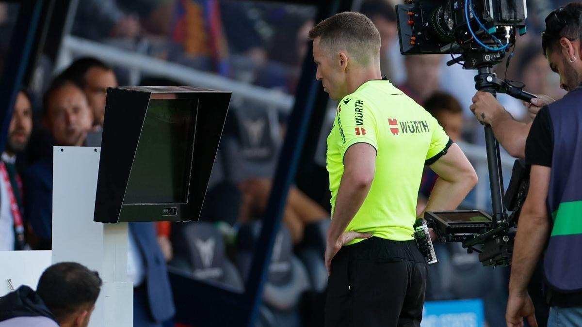 Hernández Hernández revisa una jugada en el monitor // EFE BARCELONA, 11/05/2025.-El colegiado del encuentro Hernandez Hernandez revisa una jugada en VAR, durante el partido de la jornada 35 de LaLiga EA Sports entre el Barcelona y el Real Madrid, este domingo en el Estadi Olimpic Lluis Companys.-EFE/ Alb (BA