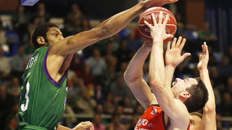 Jeff Brooks (i) le hace un tapón al escolta del Valencia Basket Rafa Martínez (c)