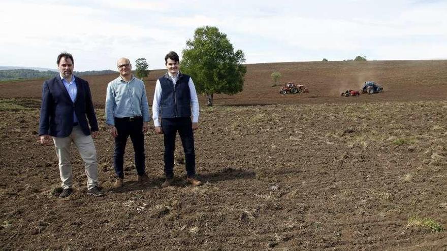 David Pereira, Ernesto Sánchez y David Robledo, responsables del proyecto, en Pombeiro. // FdV