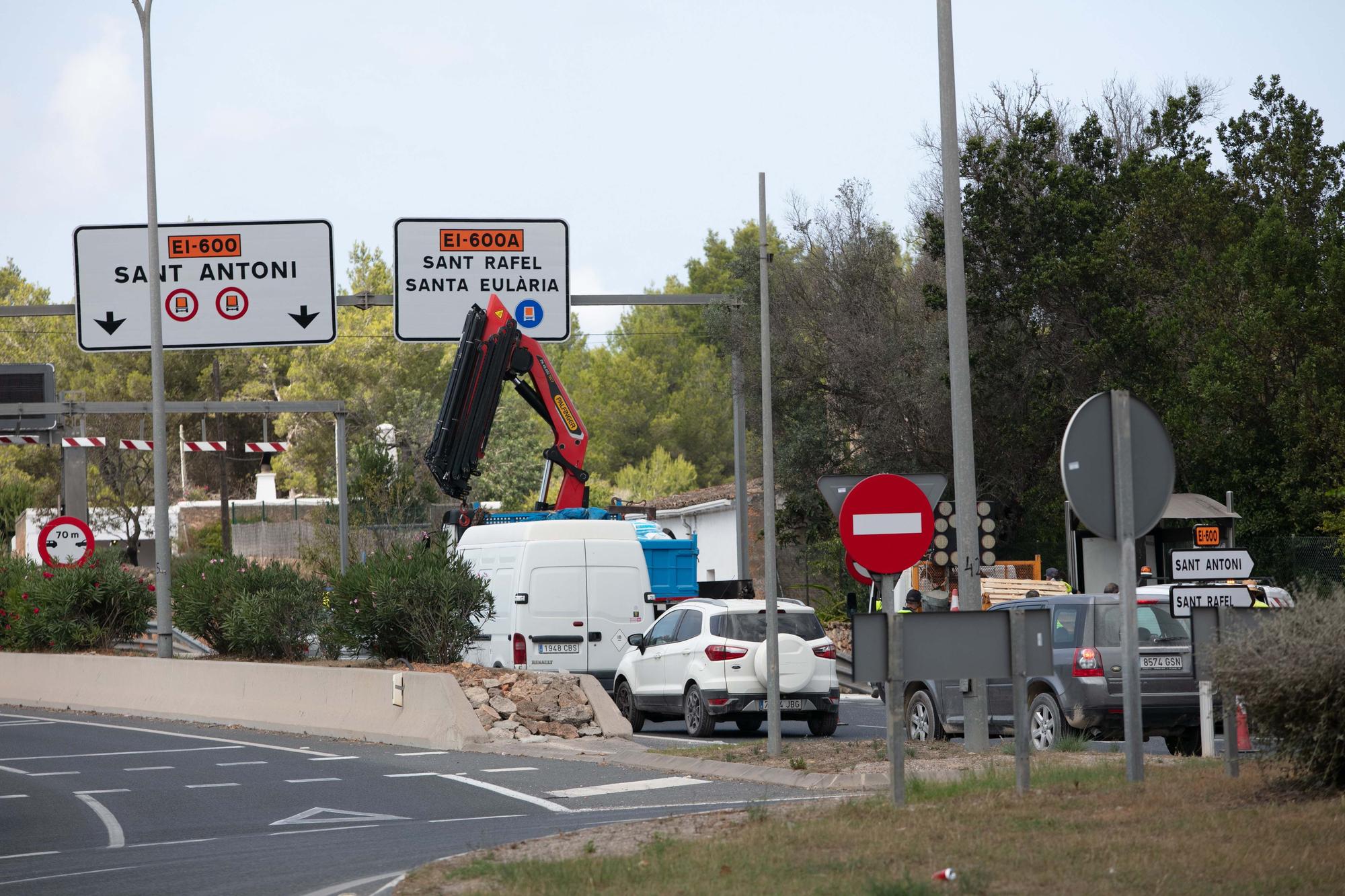 Un camión pierde su carga y provoca el corte de la carretera que une Ibiza y Sant Antoni