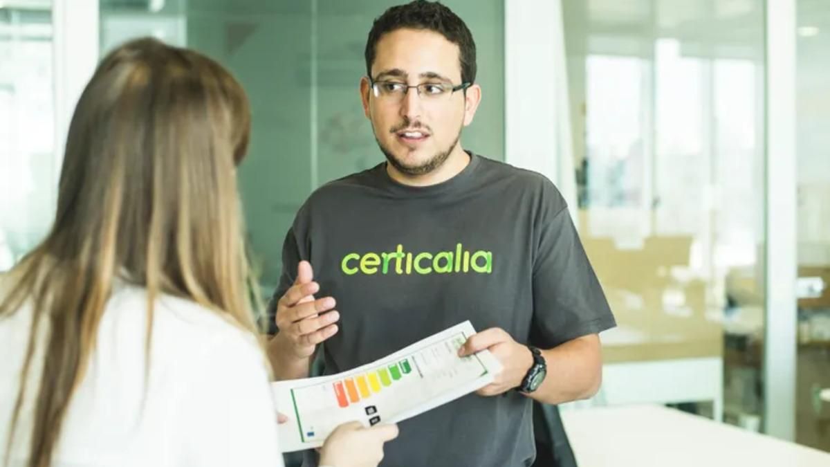 Un trabajador de Certicalia en una imagen de archivo