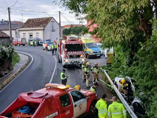 Muere un conductor tras caer su coche por un terraplén y chocar contra un árbol en Boiro