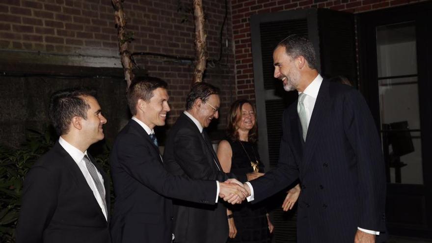 Momento en que el rey Felipe VI saluda a Iñaki Berenguer