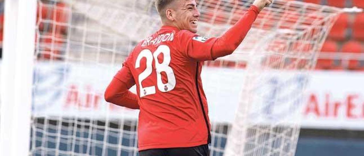 Brandon celebra eufórico con la grada el gol que marcó el domingo al Almería y que dio los tres puntos al Mallorca en el Iberostar Estadio.
