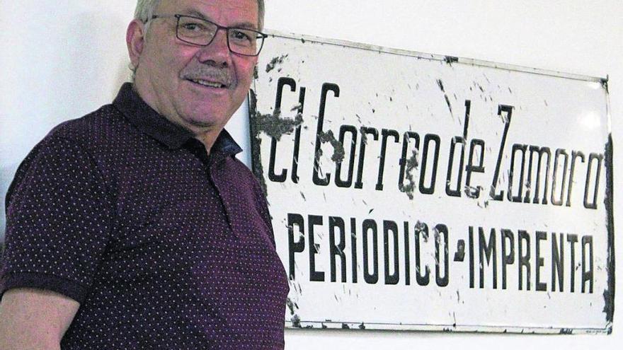 Santiago Ruiz, junto al antiguo cartel de El Correo de Zamora