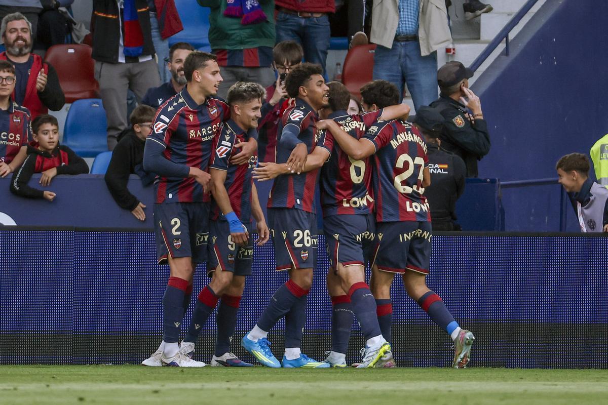 Los jugadores del Levante celebran uno de los goles.