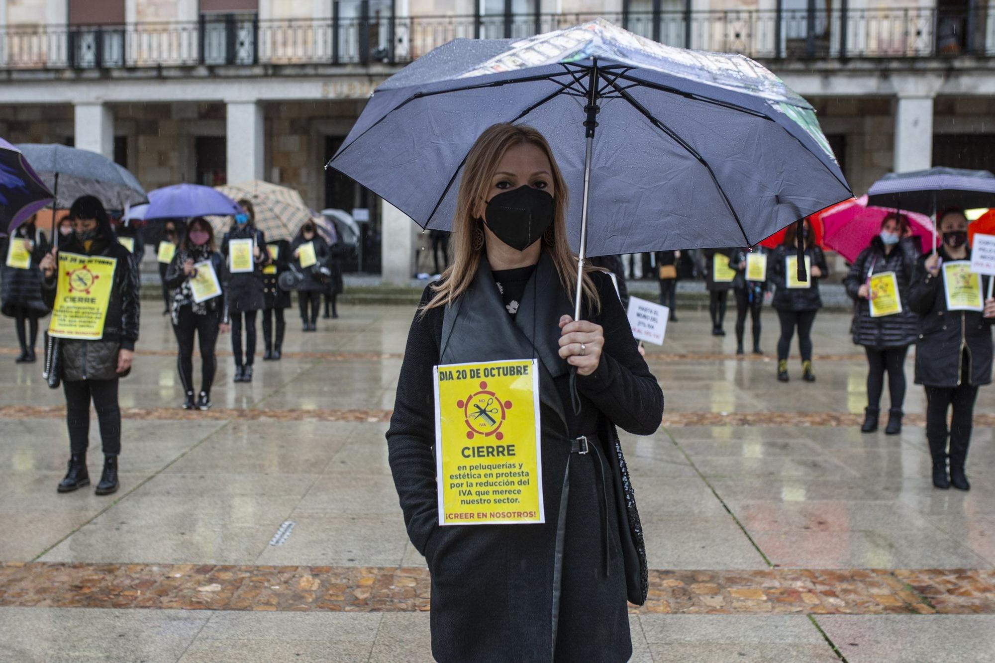 Concentración de las peluqueras de Zamora ante los efectos de la pandemia