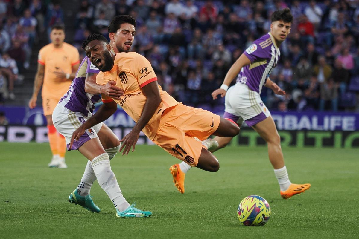 VALLADOLID, 30/04/2023.- El centrocampista francés del Atlético de Madrid Thomas Lemar (d) cae tras la entrada de Monchu, del Valladolid, durante el partido de la jornada 32 de Liga en Primera División que Real Valladolid y Atlético de Madrid disputan hoy domingo en el estadio José Zorrilla, en Valladolid. EFE/R. García