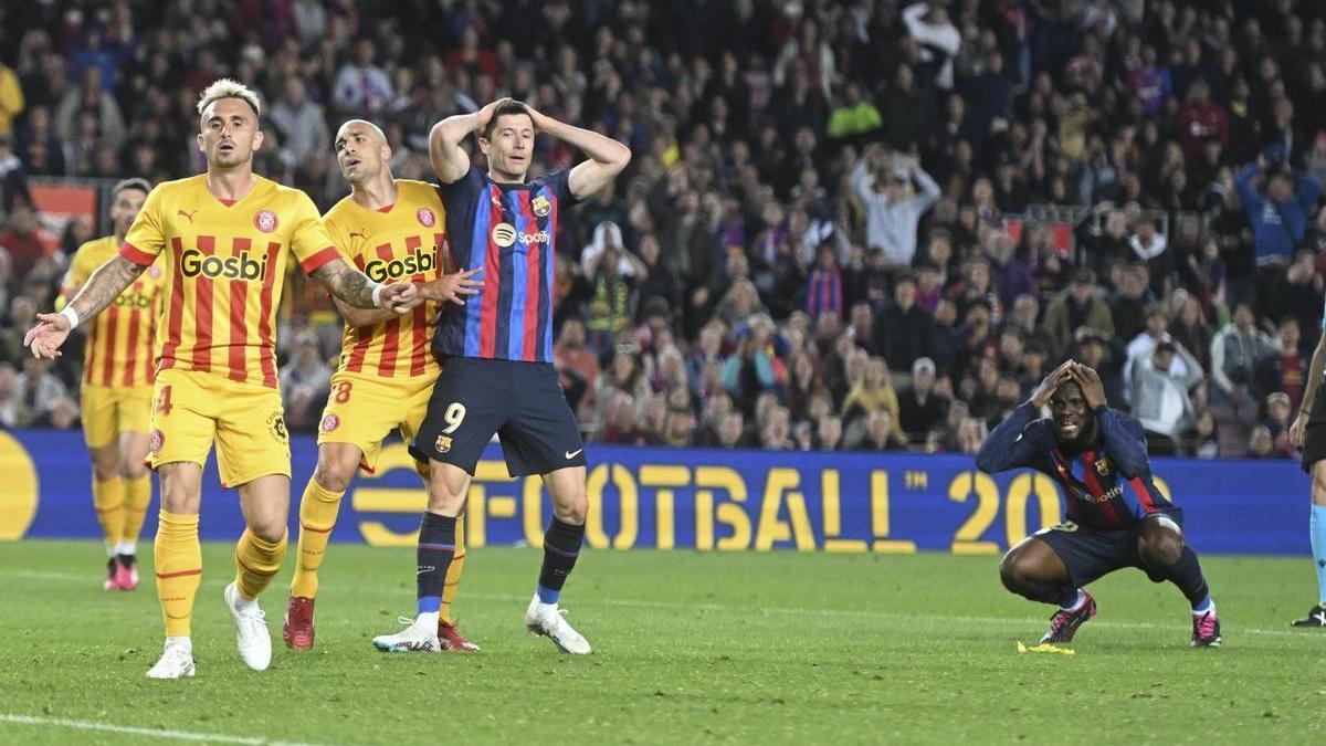 Lewandowski lamenta la ocasión fallada en el último minuto del Barça-Girona ante la desesperación de Kessié.