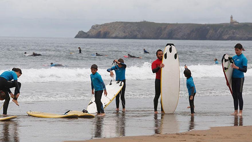 Costas valorará que las escuelas de surf paguen un canon por utilizar las playas