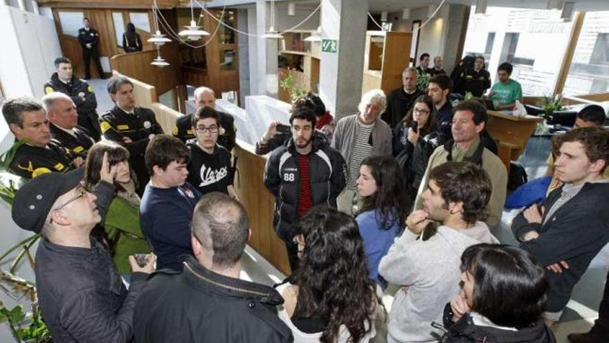 Guardias de seguridad impiden la entrada a profesores y alumnos al Consello de Goberno.  // M.G.Brea