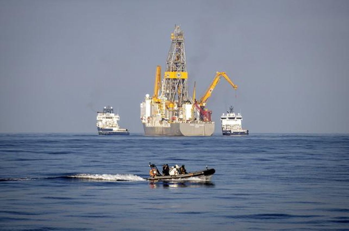 Sondejos petrolífers a l’est de les illes de Lanzarote i Fuerteventura. Sondejos petrolífers a l’est de les illes de Lanzarote i Fuerteventura.