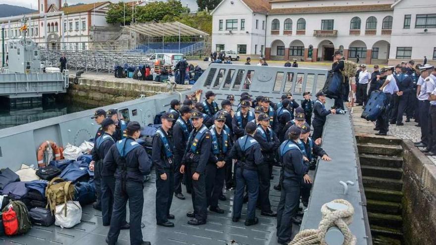 Embarque de los alumnos en instalaciones de la Escuela Naval Militar. // S.A.