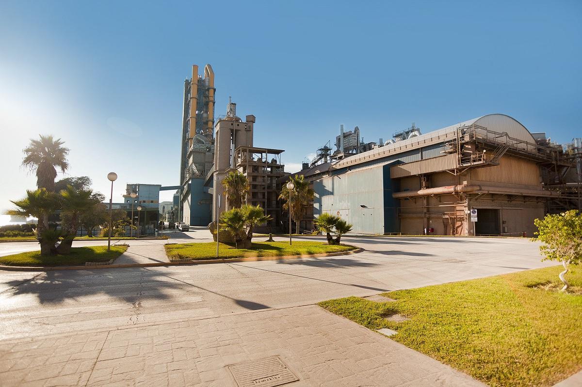 La fábrica de cementos de La Araña, en Málaga, que pasa ahora a ser del grupo brasileño Votorantim Cimentos.