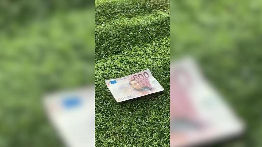 ¡Aficionados del Albacete lanzan billetes con la cara de Negreira!