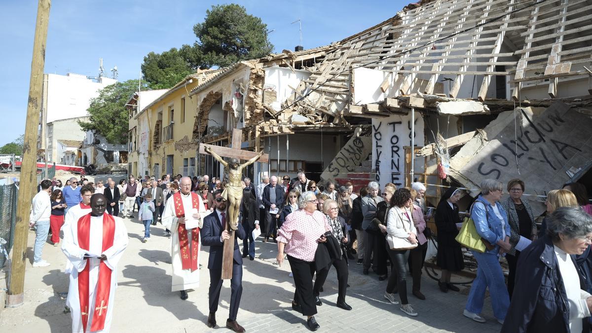 Via crucis del Viernes Santo por viviendas afectadas por la dana en Picanya.