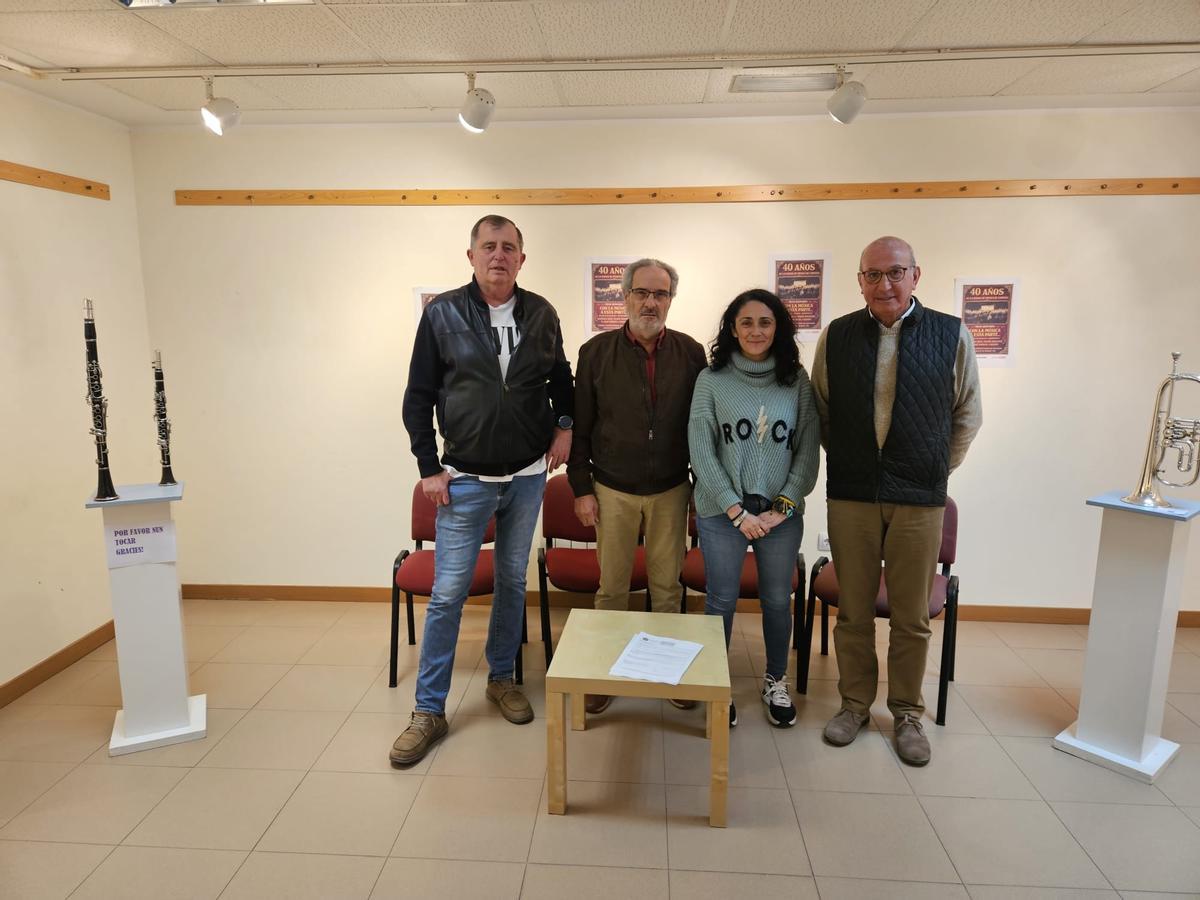 José Manuel Casado, Domingo Díaz, María Noguera y Mariano Fuertes, momentos antes de la mesa redonda en el centro sociocultural de Las Vegas.