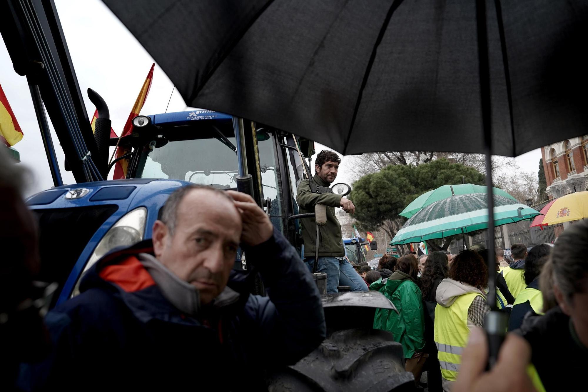 Agricultores protestan frente a la sede del Ministerio, en imágenes