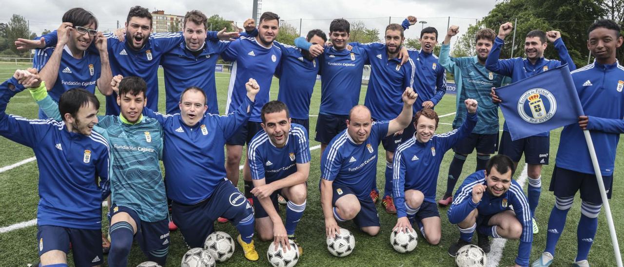 El Oviedo Genuine, en Fundoma. De pie: Alejandro, Raúl, Iván, David, Juan Andrés, Antonio, Berto, Yvanilson, Álex, Pablo y James (con el banderín). Agachados: Juanín, Portu, Fer, Ángel, Buylla, Cuesta y Alfonso. | Irma Collín