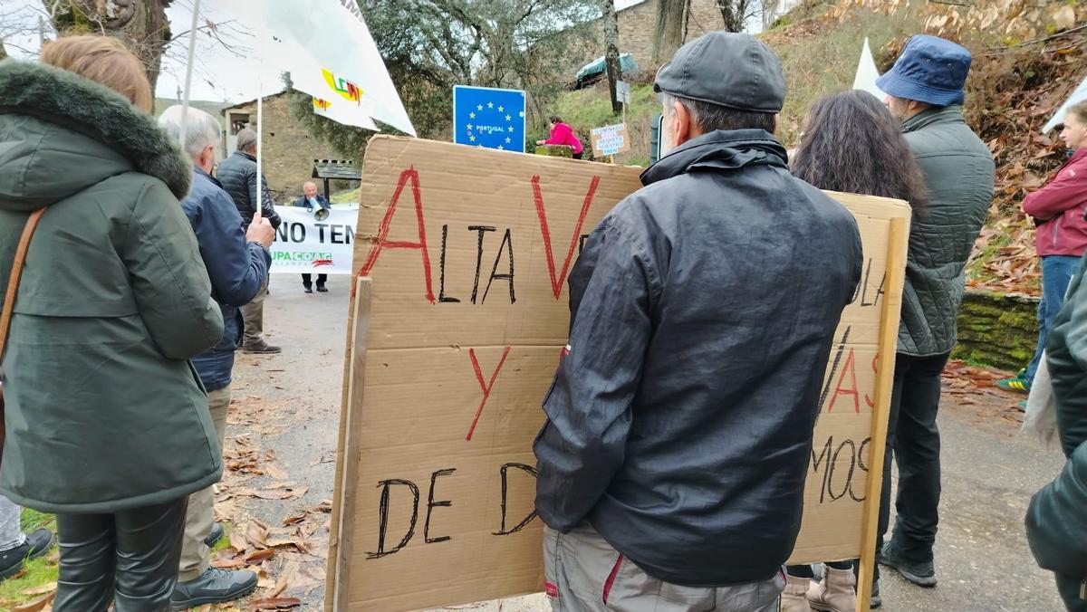 Sin tren y con carreteras "del viejo régimen": así discurre la protesta en Rihonor