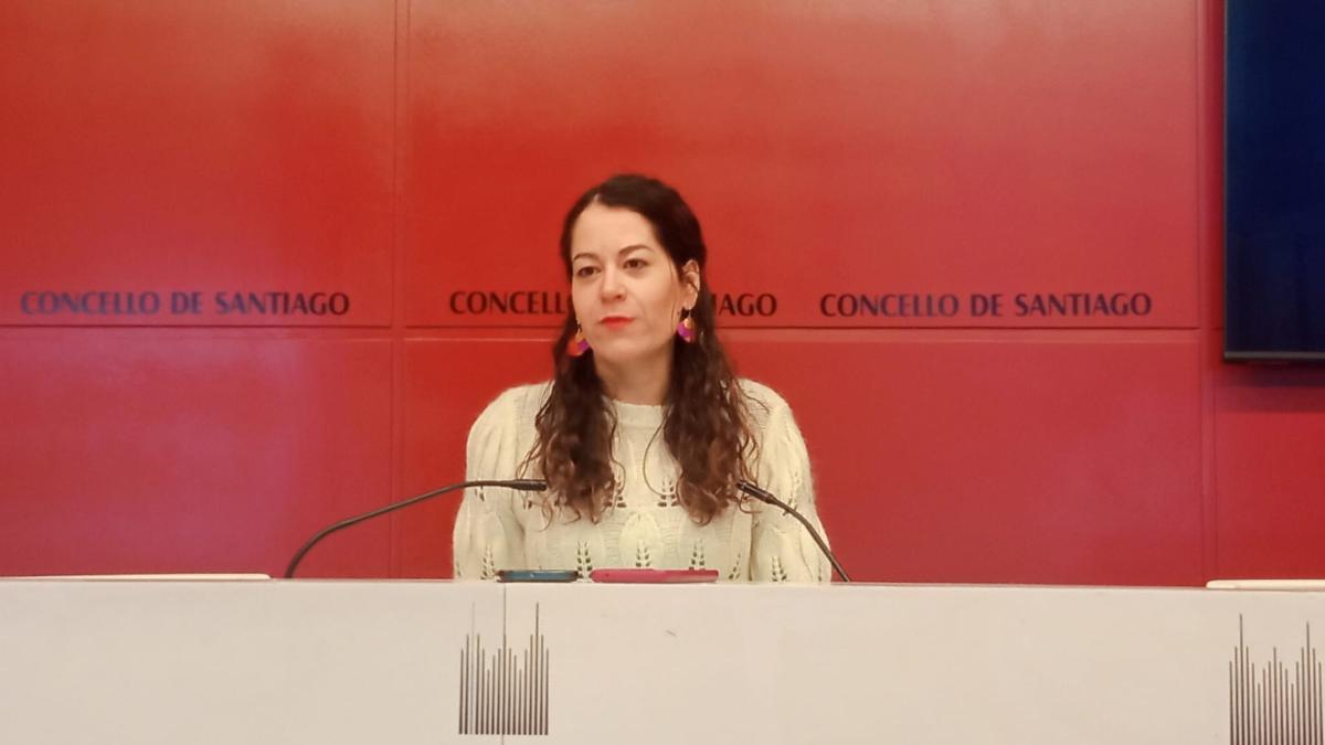 María Rozas, concelleira de Servizos Sociais na sala de prensa do Pazo de Raxoi