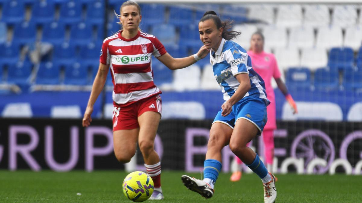 Raquel da un pase en el duelo ante el Granada.