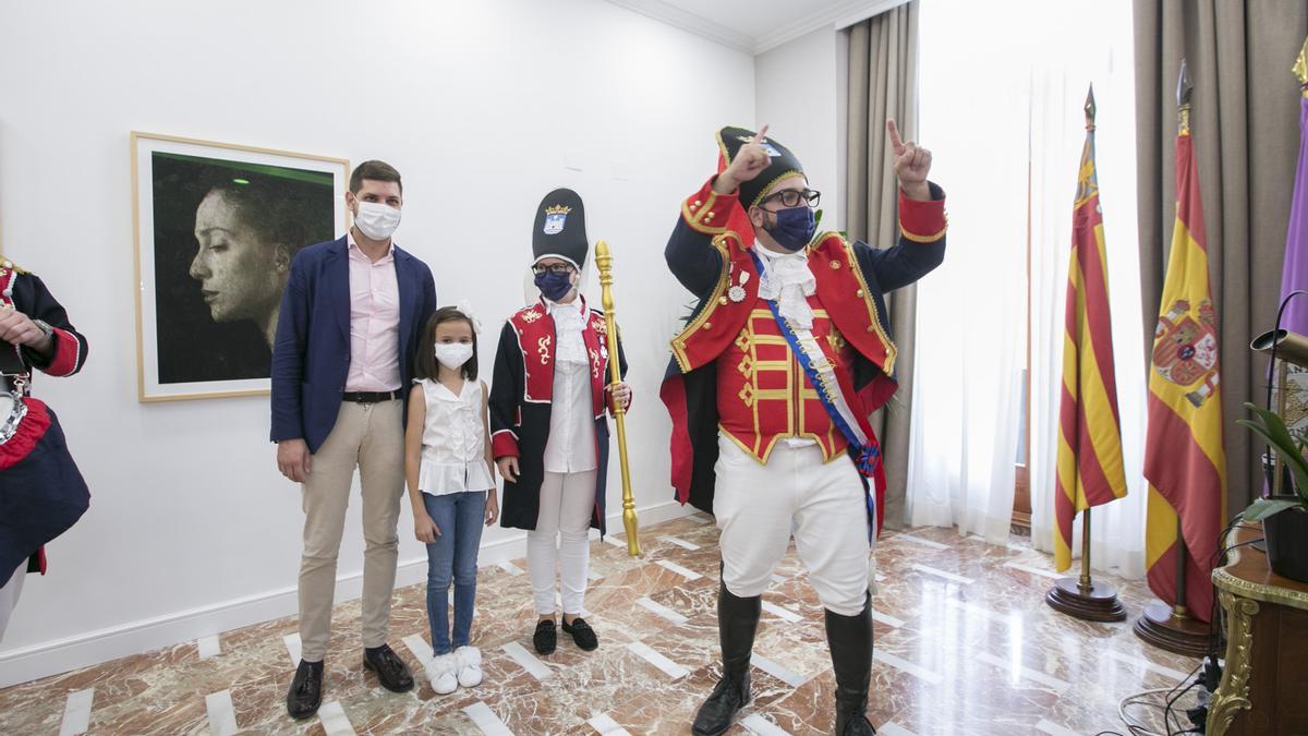 El Tio de la Porra de Gandia da la bienvenida a las fiestas