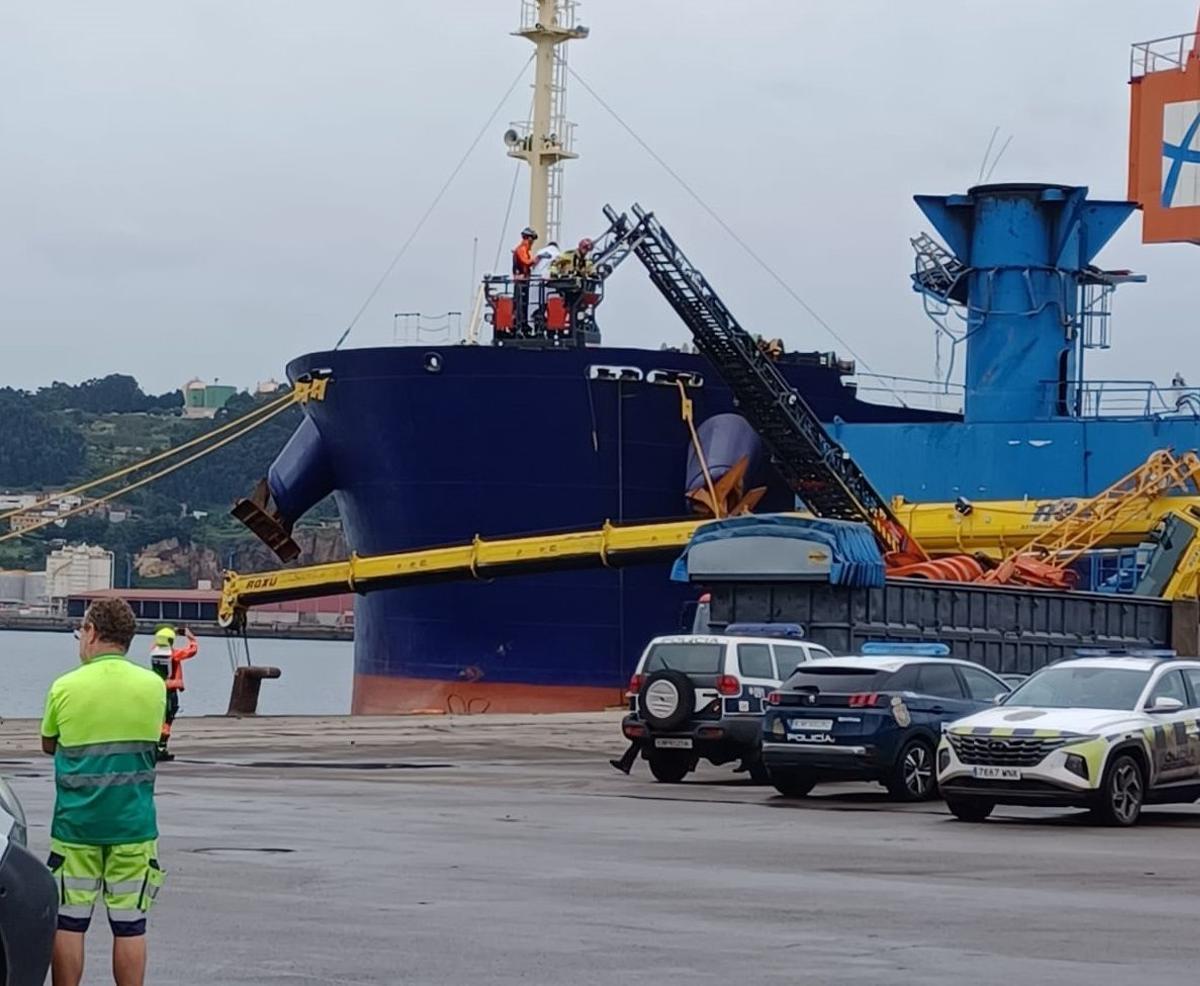 Labores de rescate junto a una de las grúas volcadas.