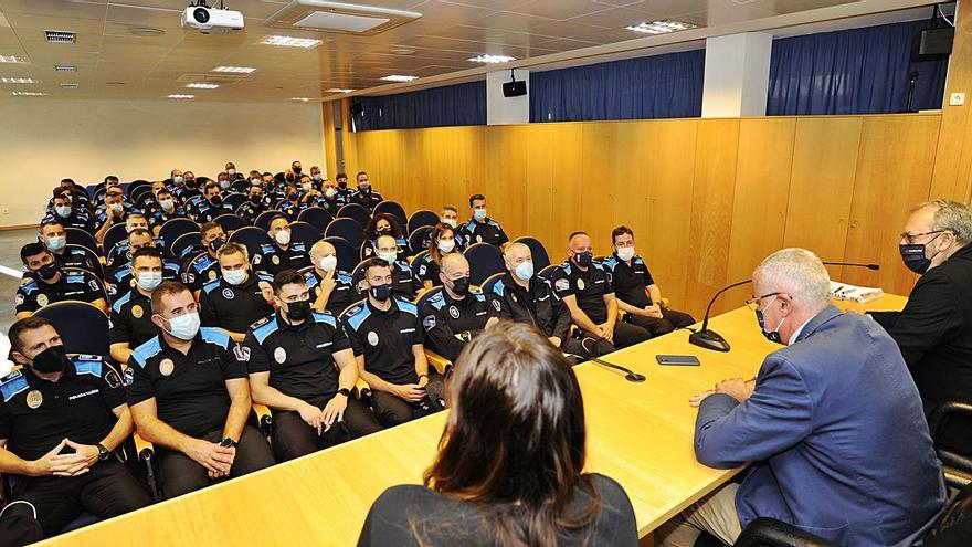 Presentación del curso de la promoción de oficiales más numerosa de la Agasp, el martes.  | // BERNABÉ/JAVIER  LALÍN