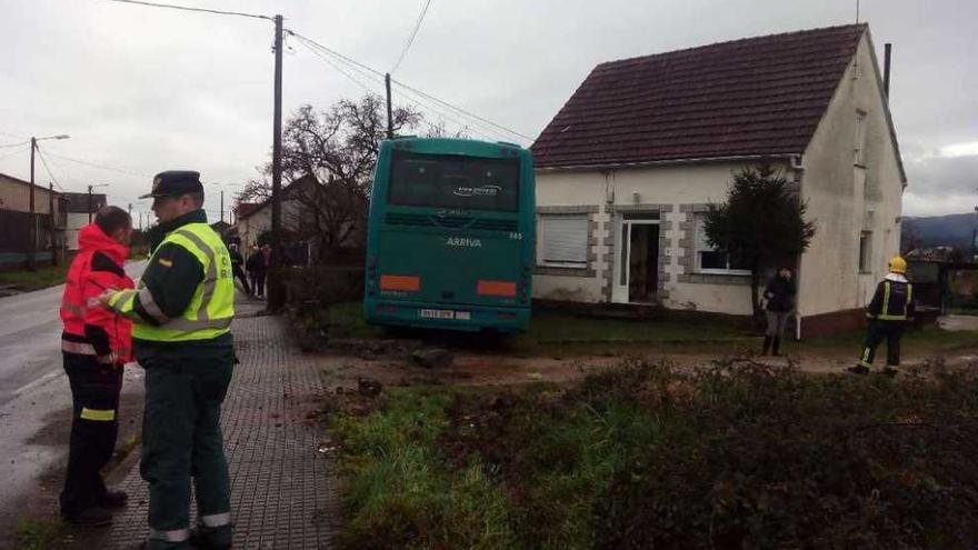 Un hombre de 79 años muere arrollado por un autobús al cruzar la calzada en Arteixo