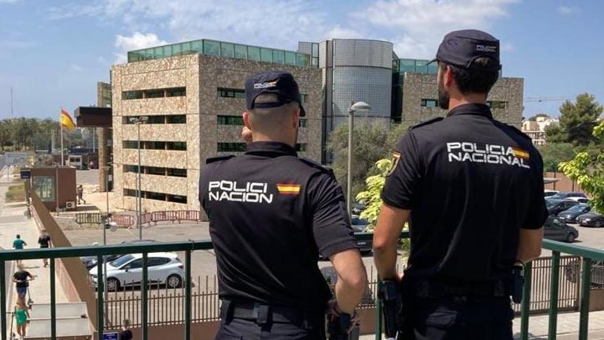 Detenido un joven por causar 2.000 euros en daños a cuatro motos y un coche