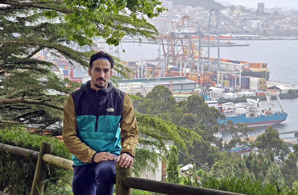 El marinero Álex Rodríguez en el monte de A Guía.