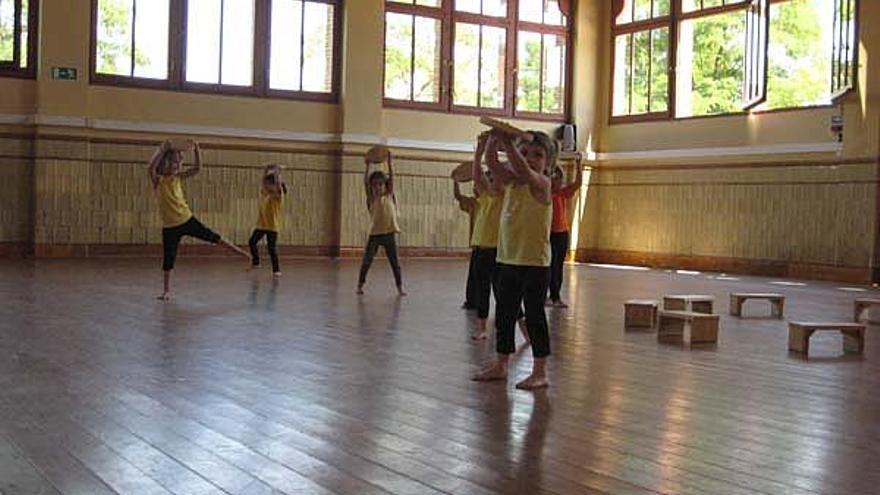 Una de les classes a l&#039;Escola Municipal de Dansa de Celrà durant aquest curs.