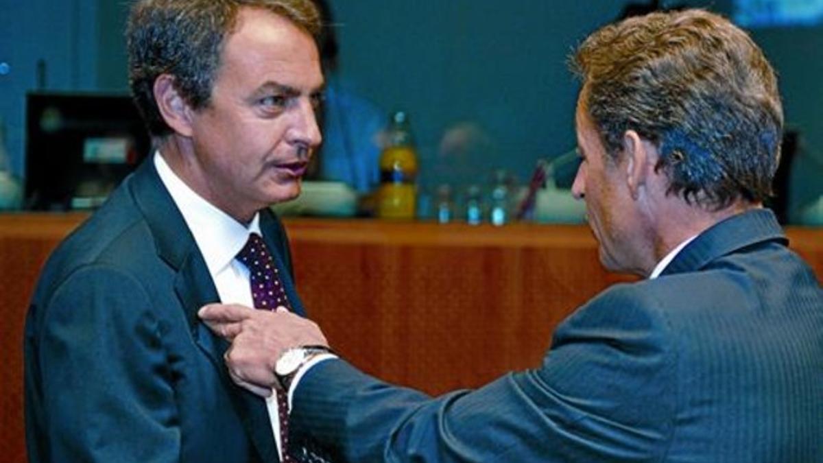 EL PROTAGONISTA DEL CONSEJO. Nicolas Sarkozy, en dos momentos del Consejo Europeo celebrado en Bruselas. Con Zapatero.