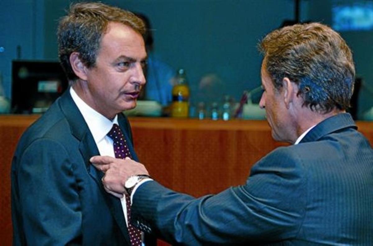 EL PROTAGONISTA DEL CONSELL 3 Nicolas Sarkozy, en dos moments del Consell Europeu celebrat a Brussel·les. A l’esquerra, entre Durao Barroso i Merkel, i a la dreta, amb Zapatero.