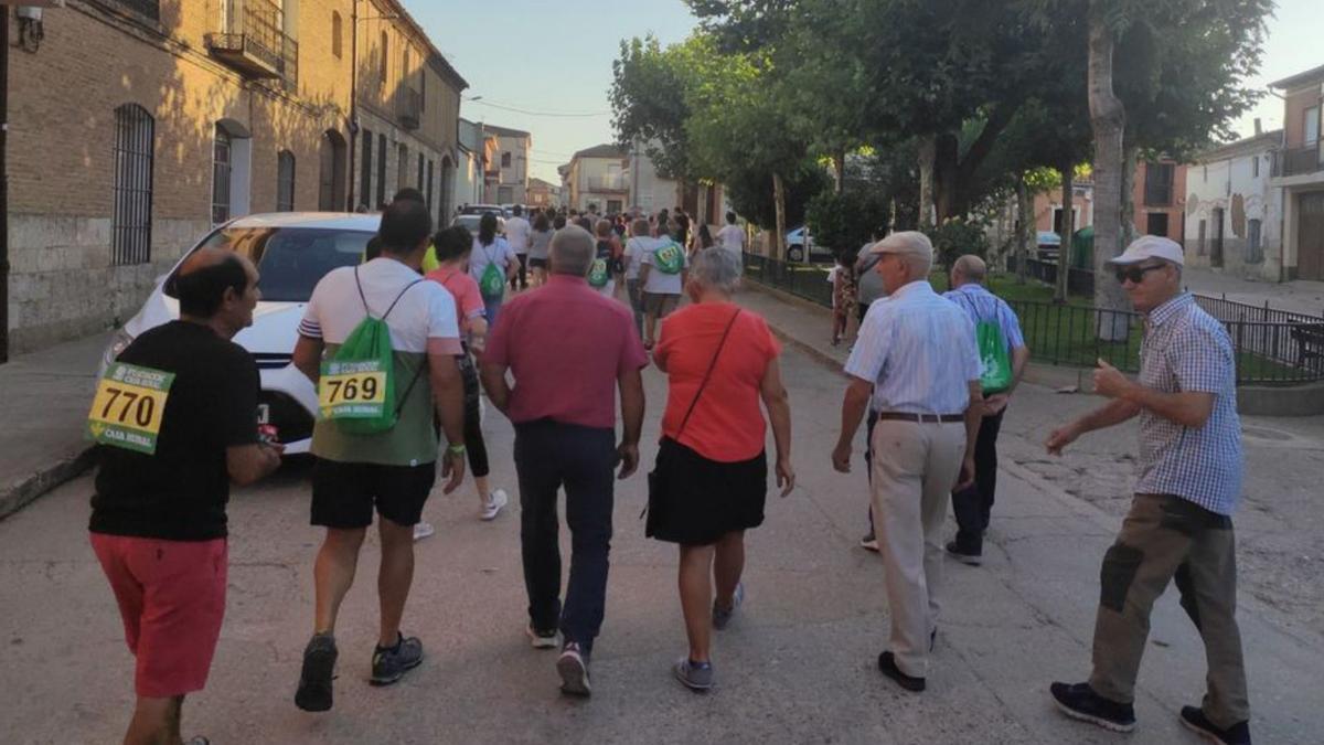 Vecinos inician la marcha por las calles de Morales de Toro. | Cedida