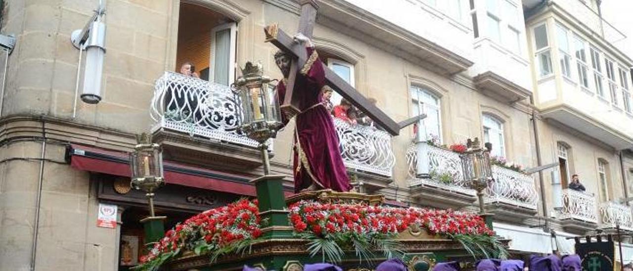 Los costaleros de la Veracruz y Misericordia portan el Cristo de las Caídas en su debut en la Semana Santa de Pontevedra, en 2014. | //R. VÁZQUEZ