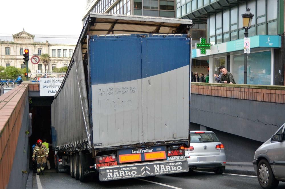 El conductor no se percató de las señales que advierten de las dimensiones del túnel y descendió la rampa.