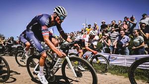 Mathieu van der Poel, el año pasado, en plenos adoquines.