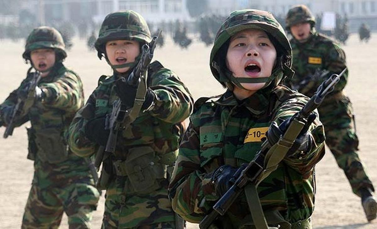 Cadets dels Cossos d’Entrenament d’Oficials Femenines a la Reserva participen en un entrenament militar bàsic a la ciutat de Seongnam (Corea del Sud). La universitat femenina sud-coreana ha presentat el primer programa d’entrenament d’oficials per a cadets femenines procedents de les universitats.